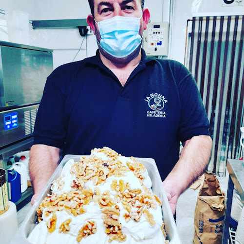 Fotografia tomada fuera de Heladeria Artesana LA NONNA - Tienda de postres en Granada, Granada