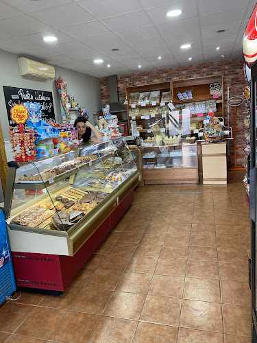 Fotografia tomada fuera de Esquinita de Trini - Panaderia - Panadería en Granada, Granada