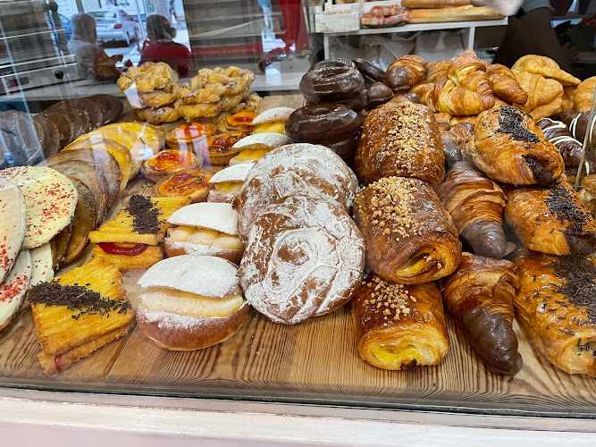Fotografia tomada fuera de Café Caruso - cafeterías en Unquera, Cantabria
