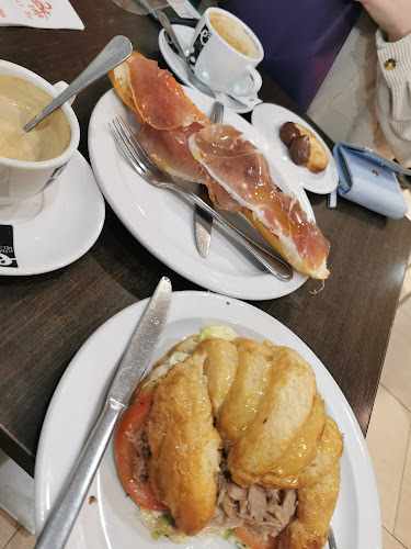 Fotografia tomada fuera de Dulce’s Cruz Café Bar. - Pastelería en Ciudad Real, Ciudad Real
