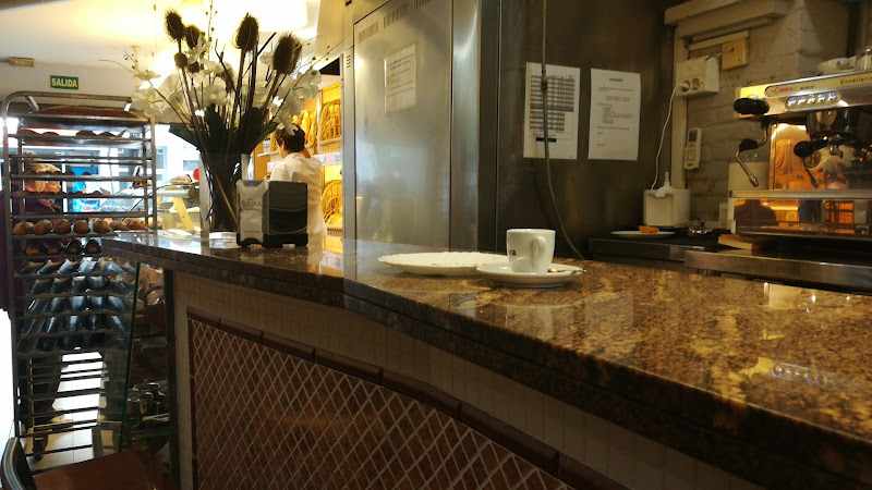 Fotografia tomada fuera de Forns Rovira Busquets - Forn de pa en L'Hospitalet de Llobregat, Barcelona