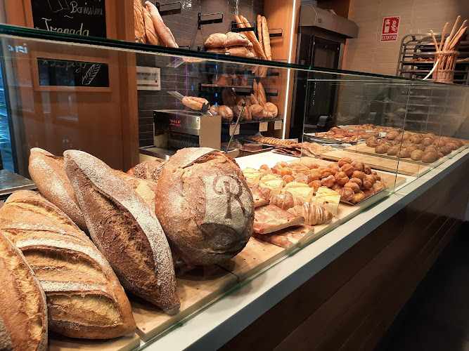 Fotografia tomada fuera de Forns Rovira Finestrelles - Forn de pa en Esplugues de Llobregat, Barcelona
