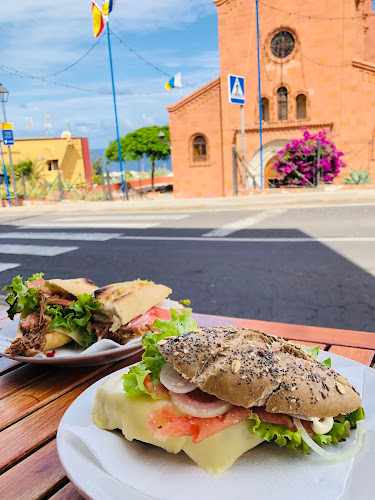 Fotografia tomada fuera de Boutique del pan La Tahona - Panadería en Punta del Hidalgo, Santa Cruz de Tenerife