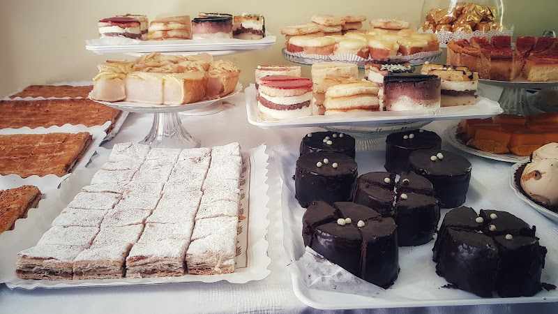 Fotografia tomada fuera de Confitería Pastelería La Esperanza de Aguilar - Pastelería en Aguilar de la Frontera, Córdoba
