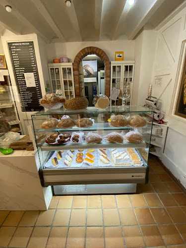 Fotografia tomada fuera de Panadería Los Ángeles. Tahona El Castañeu - Panadería en Pola de Siero, Asturias