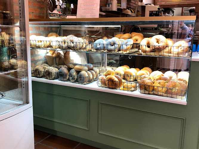 Fotografia tomada fuera de Mazál Bagels & Café – Chamberí - Bagel shop en Madrid, Madrid