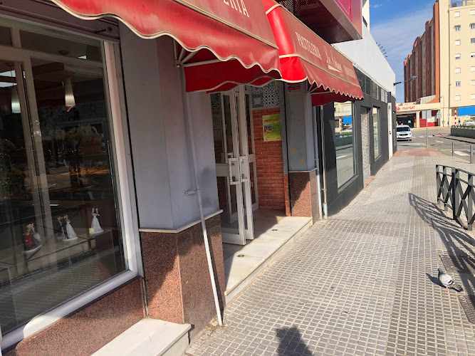 Fotografia tomada fuera de Pasteleria Panaderia La Artesana - Panadería en San Fernando, Cádiz