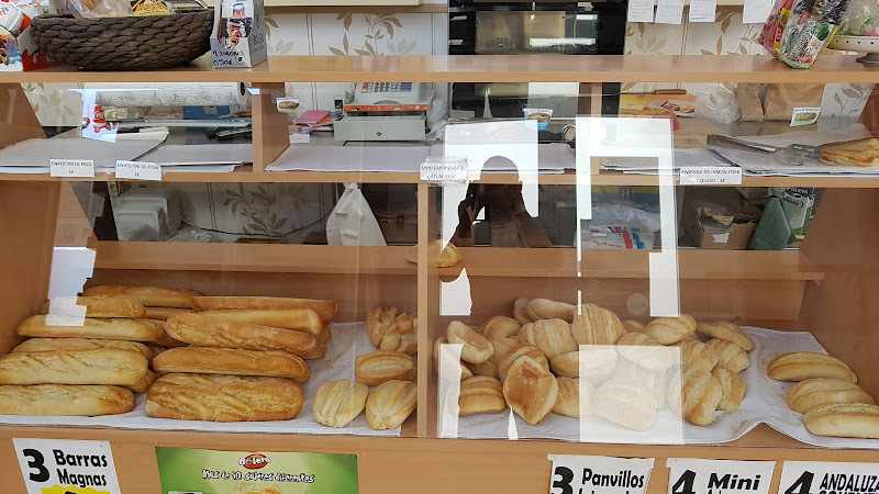 Fotografia tomada fuera de Panadería Polvillo, Alimentacion Ana (Pan sin lactosa) - Panadería en San Fernando, Cádiz