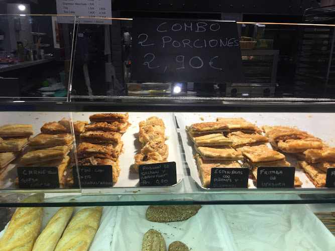 Fotografia tomada fuera de Antonia Butrón - Calle Rosario (San Fernando) - Panadería en San Fernando, Cádiz