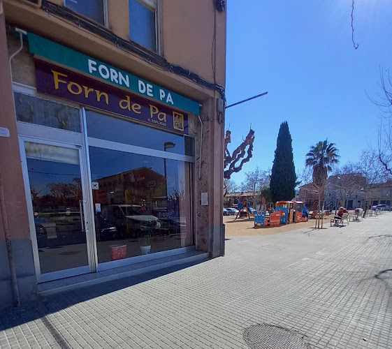 Fotografia tomada fuera de Forn de pa Rafael Esplugas - Panadería en Els Monjos, Barcelona
