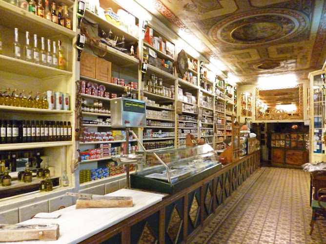 Fotografia tomada fuera de Ultramarinos La Confianza S P C - Tienda de alimentación en Huesca, Huesca