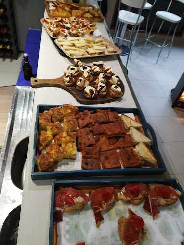 Fotografia tomada fuera de Hostal Panaderia Cafeteria o Muiño - restaurantes en As Nogais, Lugo