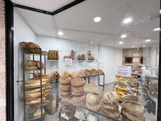 Fotografia tomada fuera de La Tienda de Marga - Panadería en Oviedo, Asturias
