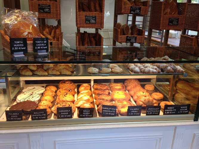 Fotografia tomada fuera de Panadería Simón - Panadería en Zaragoza, Zaragoza
