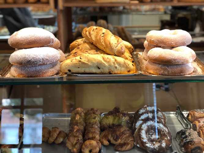 Fotografia tomada fuera de Pastelería Pedro González - Pastelería en Campo Real, Madrid