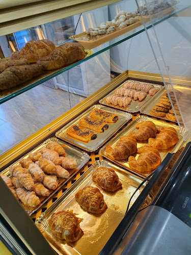 Fotografia tomada fuera de Pastelería Mihaela - Pastelería en Amposta, Tarragona