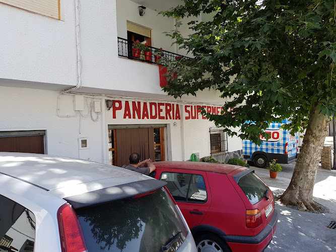 Fotografia tomada fuera de Panadería Supermercado Ceferino - Supermercado en Trevélez, Granada