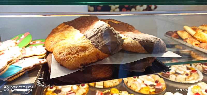Fotografia tomada fuera de Pastelería Zarina - Pastelería en Alfacar, Granada