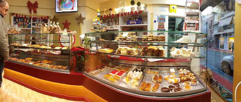Fotografia tomada fuera de Pastelería Francisco José - Pastelería en Águilas, Murcia
