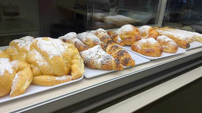 Fotografia tomada fuera de Panaderia Cafeteria Heladeria M & D - Panadería en Águilas, Murcia