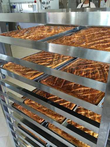 Fotografia tomada fuera de Pastelón do Camiño la Empanada Gallega Calidad Suprema - Tienda de delicatessen en Brión, A Coruña