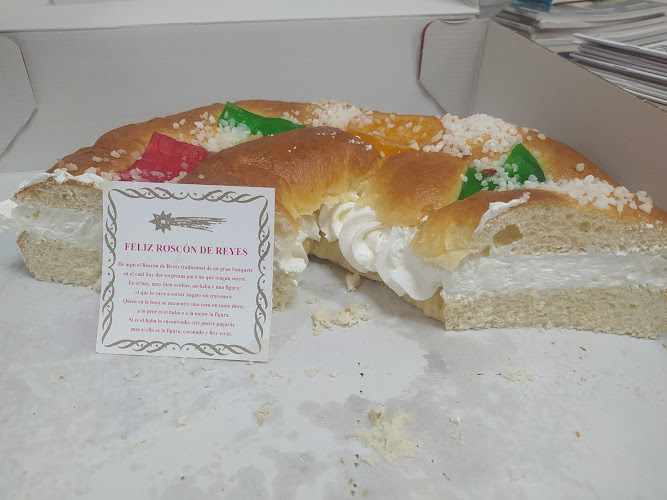 Fotografia tomada fuera de Panadería pastelería Ana Bernal - Pastelería en Fuengirola, Málaga