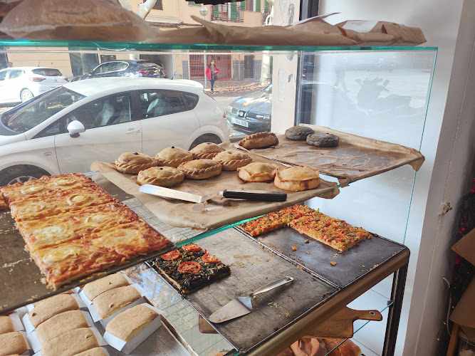 Fotografia tomada fuera de Panadería El Rebost. Producto tradicional mallorquín - Panadería en Palma, Baleares