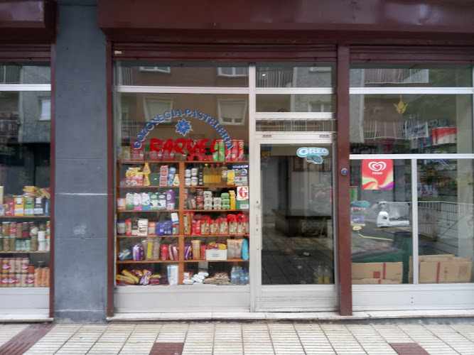 Fotografia tomada fuera de Gozotegia Pasteleria Raquel - Tienda de alimentación en Errenteria, Guipúzcoa