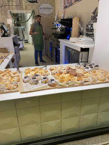 Fotografia tomada fuera de Salt in Cake - cheesecake, cinnamon roll and cookie - Pastelería en Alicante, Alicante