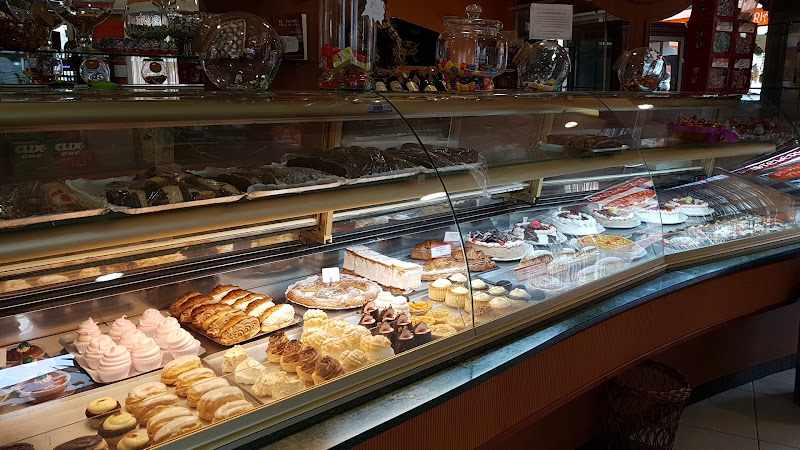 Fotografia tomada fuera de Pastelería Ángel - Pastelería en El Tiemblo, Ávila