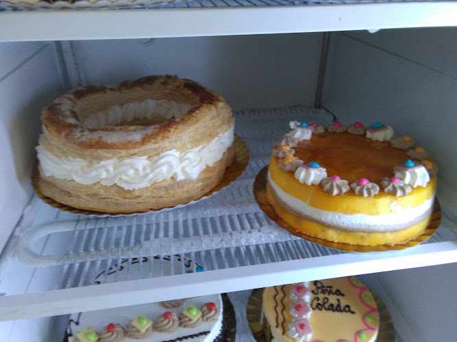 Fotografia tomada fuera de Fleca i Pastisseria Santa Coloma - Bakery en Santa Coloma de Cervelló, Barcelona