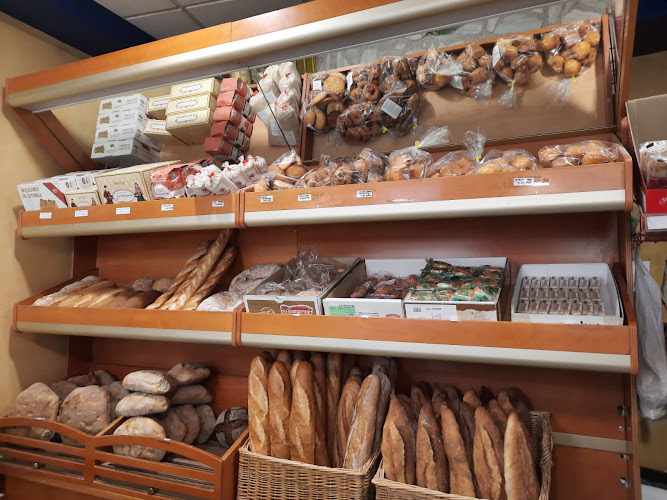 Fotografia tomada fuera de Ultramarinos La Rosa de los vientos - Tienda de alimentación en San Justo de la Vega, León