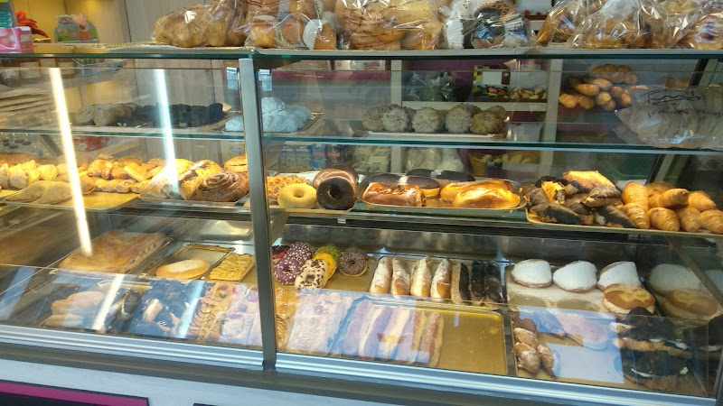 Fotografia tomada fuera de Pastelería Hermanos Peña - Panadería en Zaragoza, Zaragoza