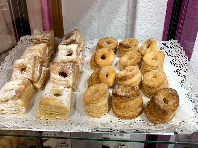 Fotografia tomada fuera de Pastelería Delicias - Pastelería en Méntrida, Toledo