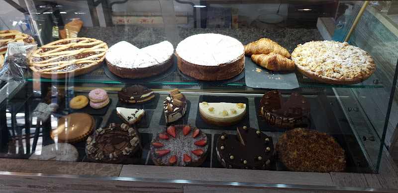 Fotografia tomada fuera de Pastelería Amaretto - Pastelería en Marbella, Málaga