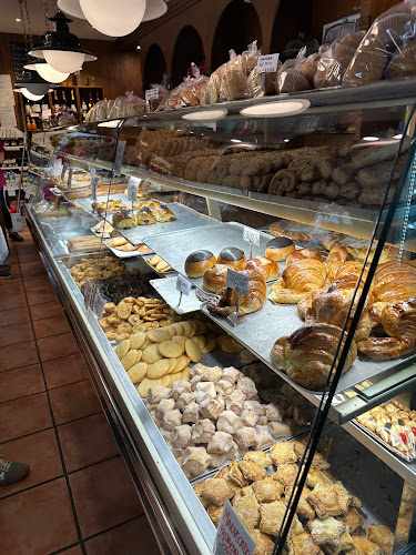 Fotografia tomada fuera de Horno de Repostería Ismael - Pastelería en Zaragoza, Zaragoza