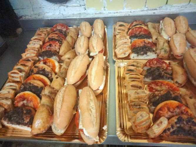 Fotografia tomada fuera de Panadería Forn Rafael - Panadería en Llutxent, Valencia