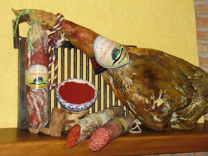 Fotografia tomada fuera de LA FLOR PIORNALEGA - Almacén de jamón serrano en Piornal, Cáceres