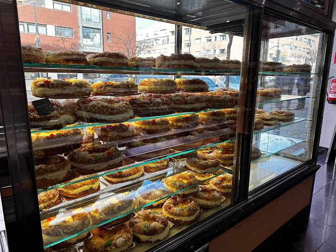 Fotografia tomada fuera de Bergue Montecarmelo - Panadería en Madrid, Madrid