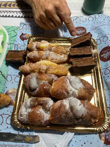Fotografia tomada fuera de Panaderia - Pasteleria La Vila - Forn de pa en Villajoyosa, Alicante
