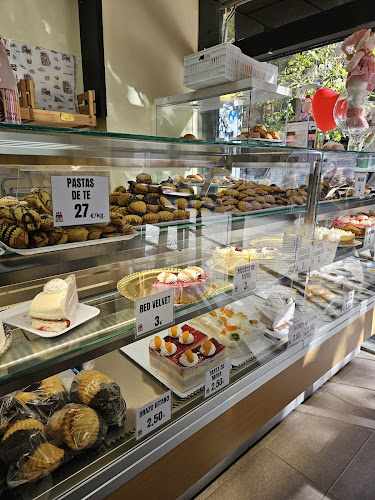 Fotografia tomada fuera de Panadería Nacional El Obrador - cafeterías en Madrid, Madrid