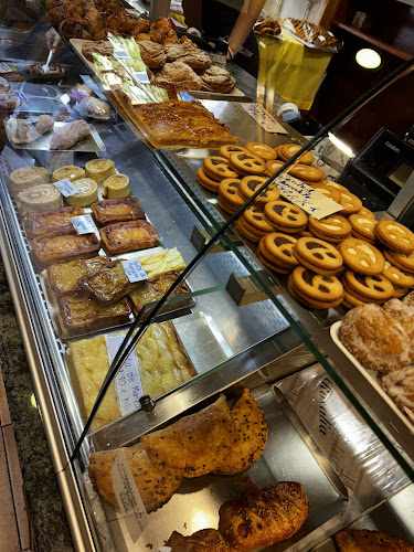 Fotografia tomada fuera de Pasteleria Rosalia - Pastelería en Madrid, Madrid