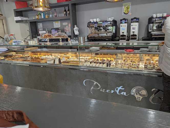 Fotografia tomada fuera de Pastelería Puerta Bernina - Pastelería en Granada, Granada