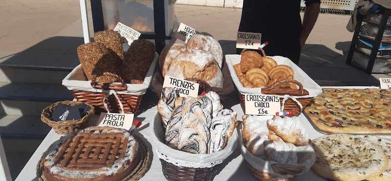 Fotografia tomada fuera de La Revuelta Vegana - Pastelería en Granada, Granada