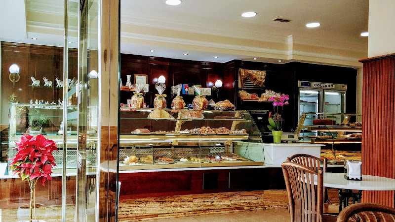 Fotografia tomada fuera de Pastelería Collado - Pastelería en Murcia, Murcia