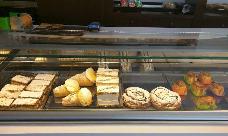 Fotografia tomada fuera de Confitería Serrano Murcia - Delicatessen en Murcia, Murcia