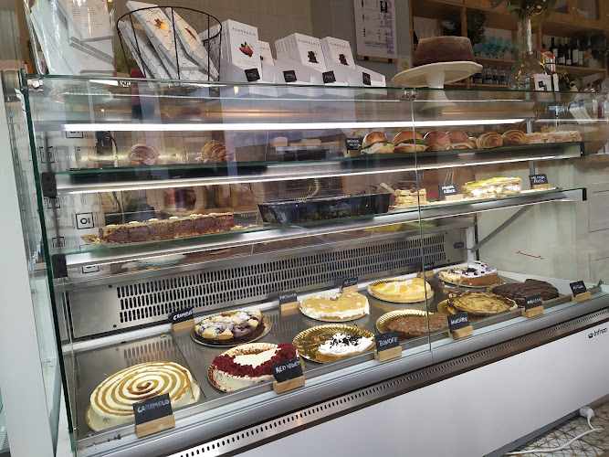 Fotografia tomada fuera de Pastelería La Grosera (C.C.Holea) - Pastelería en Huelva, Huelva