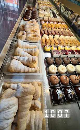 Fotografia tomada fuera de Pasteleria Monterrey - Pastelería en Hellín, Albacete