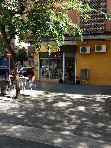 Fotografia tomada fuera de Cafeteria con pan Horno San Basilio - Panadería en Córdoba, Córdoba