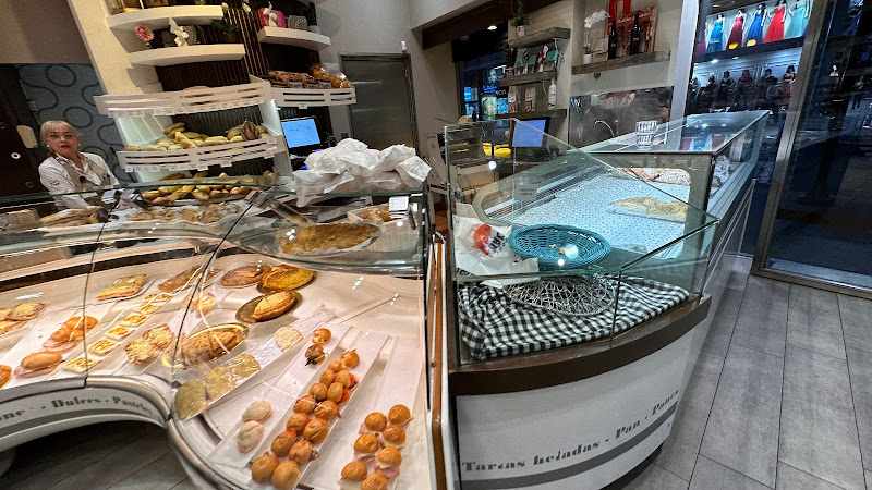 Fotografia tomada fuera de Pastelerías Roldán - Centro - Pastelería en Córdoba, Córdoba